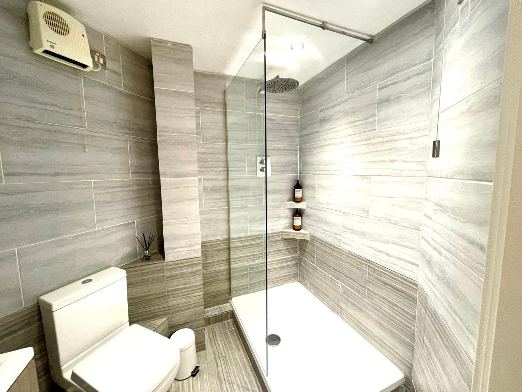 Rnm - Business Professionals Stay, Walsall City Centre, 2 Bedroom With Ensuite And Bathroom, Entire Place, Kitchen & Washroom With Amenities, Smart Tv, Easy Access, Fast Wifi, Parking Nearby, Great Transport Links Exterior foto